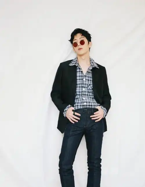 井柏然现身米兰穿卡其色外套配直筒牛仔裤戴花环俏皮搞怪