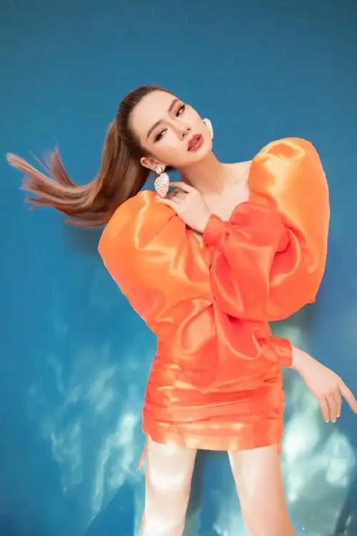 戚薇心动的信号身着橘色泡泡袖连衣裙个性惊艳魅力无限