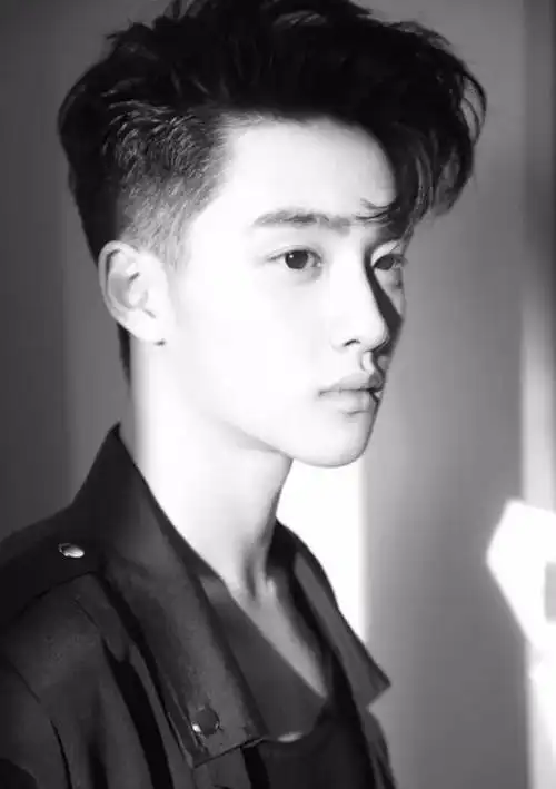 然后在一边的刘海烫出c弯形状,就像逗号一样,整个发型特别有活力,帅气