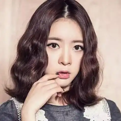 洋气的短发中卷全头烫发型,时髦个性这样选