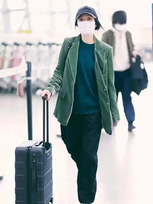 周迅身穿less衣服现身机场76