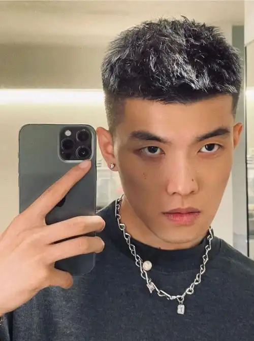 第二种:翘刘海短碎发