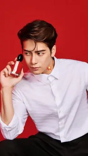 强烈的眼神,帅气的白衬衫,王嘉尔的成熟魅力爆发!