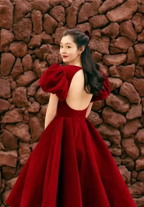 宋轶红色礼服户外写真,优雅大方,高贵冷艳,明艳动人_照片_那是真_其他