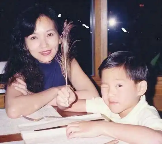 回顾赵雅芝的3个麒麟子小儿子继承衣钵长子次子个个让她骄傲