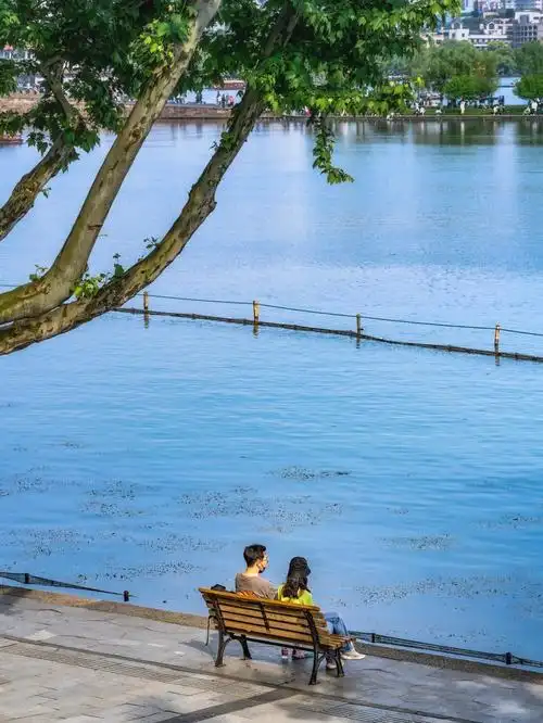 漫步北山街感受西湖初夏的惬意时光