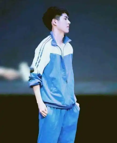 刘昊然穿着校服的样子非常迷人,这就是年轻人啊,桀骜不驯的年轻人啊