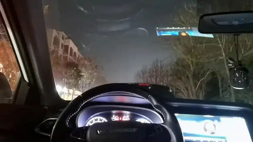 城市的夜晚 下午在车上晒太阳睡着了,后来被冻醒了,抬头一看