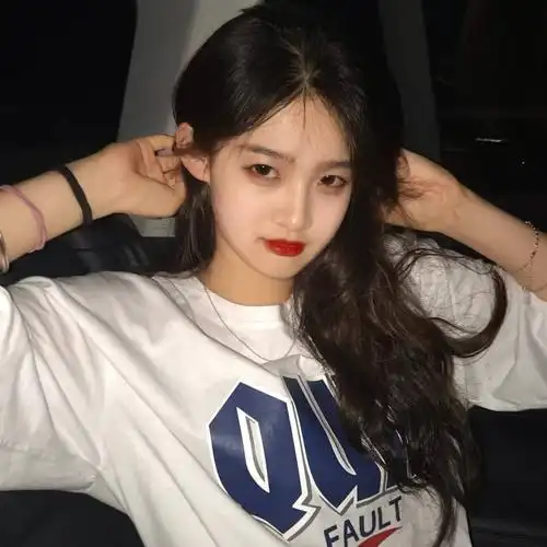 分享几个很适合当头像的ins美女