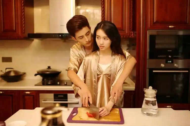 《总裁在上》是苍兰社自制拍摄而成的一部图片剧,由剧能玩app独家首发