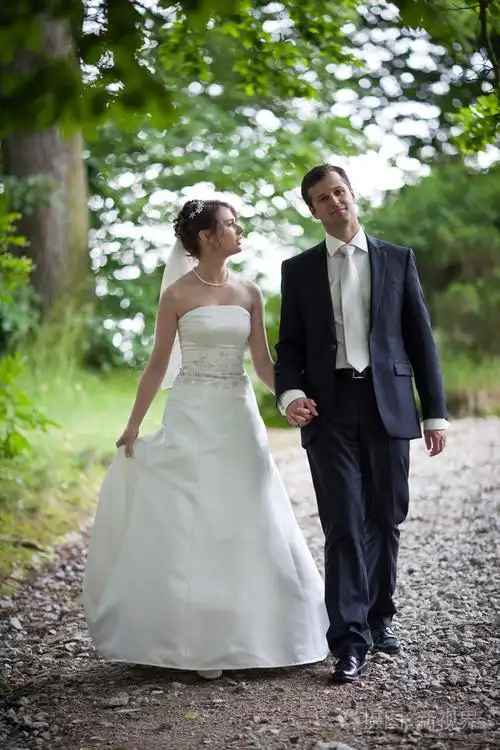 可爱的年轻新婚夫妇新结婚的新郎和新娘摆姿势照片-正版商用图片03r1