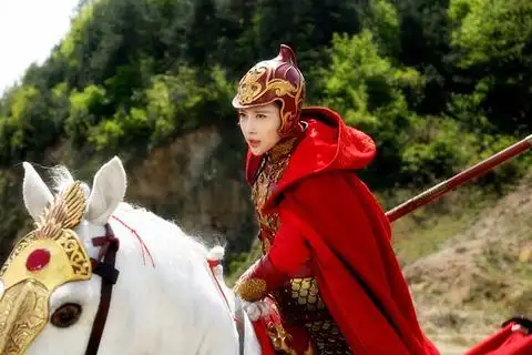 近日,该剧曝光新剧照,新晋"女神攻"贾青霸气挑战女将军公孙宝月,红衣