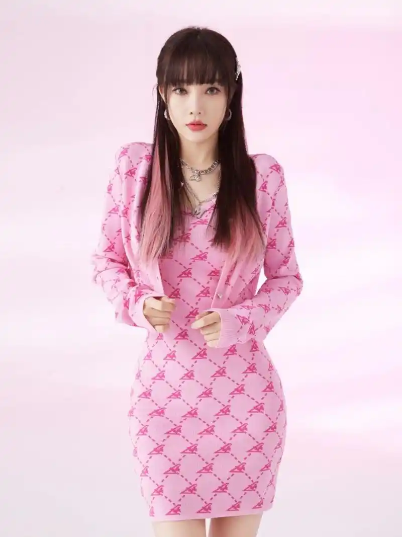 李小璐换新发型又扮嫩,扎染直发好抢镜