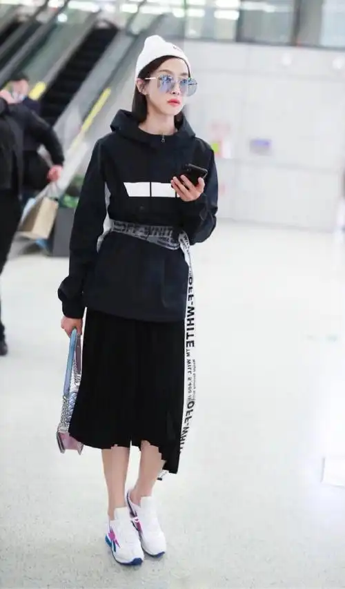 宋茜参加彩排,穿白t搭配条纹细节运动裤,青春活泼美少女本人!