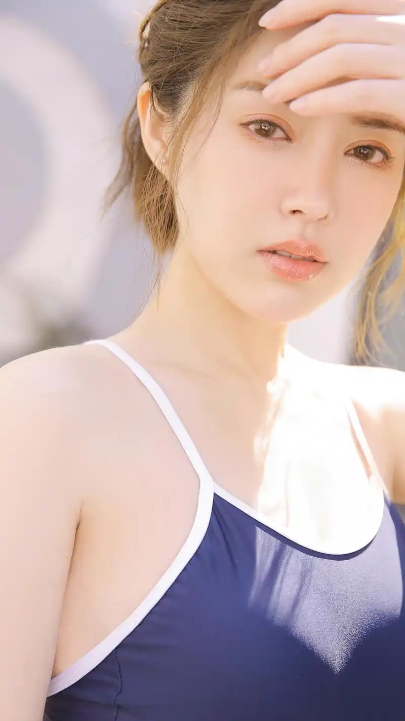 蓝色连体泳衣美女手机壁纸