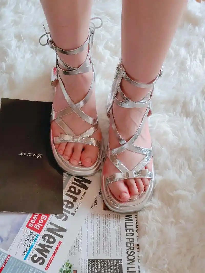 救命98银色绑带罗马风凉鞋,快来看看呐.因为有点拇外翻,一直 - 抖音