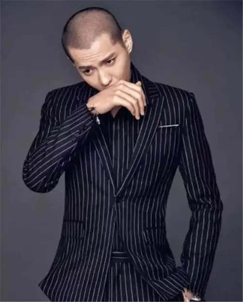 吴亦凡寸头照,无处不精致,真的是一个痞帅痞帅的少年