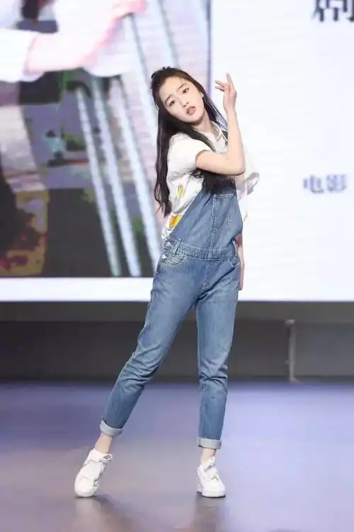 12岁重庆女孩签王俊凯同公司会是下一个关晓彤吗