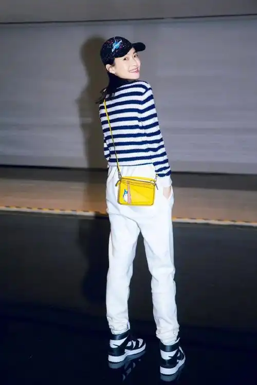 张子枫不拘小节穿条爷爷衫出门还配宽大运动裤看着老气