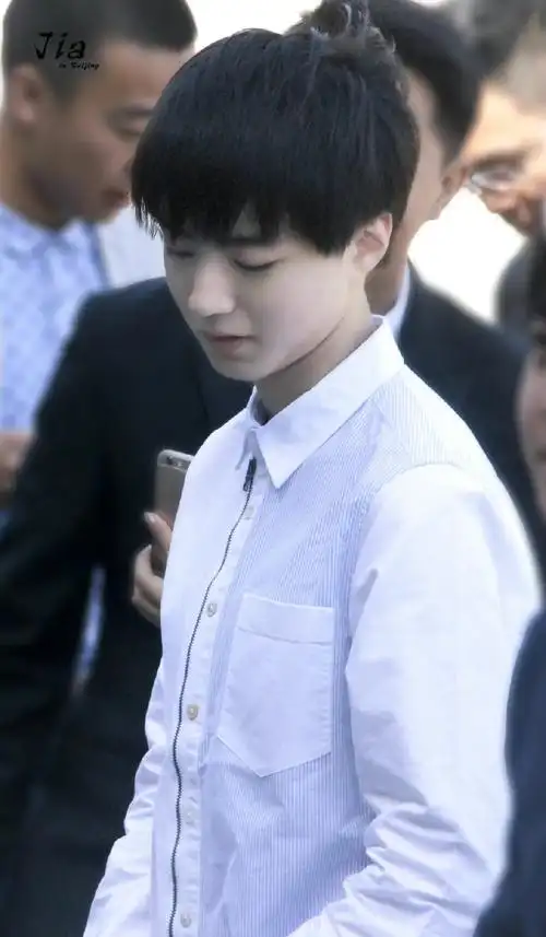 王俊凯超话七年前今日十五岁第一次走进人民大会堂,参加优秀青年座谈