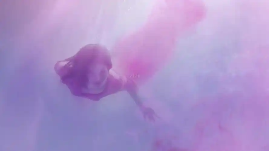 浪漫美女潜水游泳唯美实拍视频素材