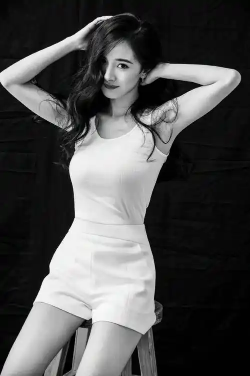 杨幂作为点亮平安之星的推广大使,呼吁致敬每一位默默付出的平凡英雄!