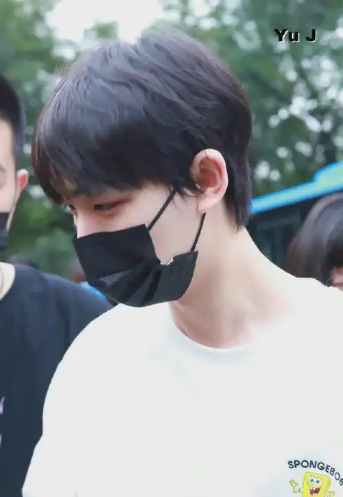 丁程鑫穿北电校服参加开学典礼##穿北电校服的丁程鑫##丁程鑫北电