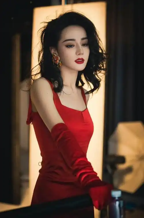 迪丽热巴红唇大眼演绎复古美人,一袭红裙现香肩美背,热烈且明媚