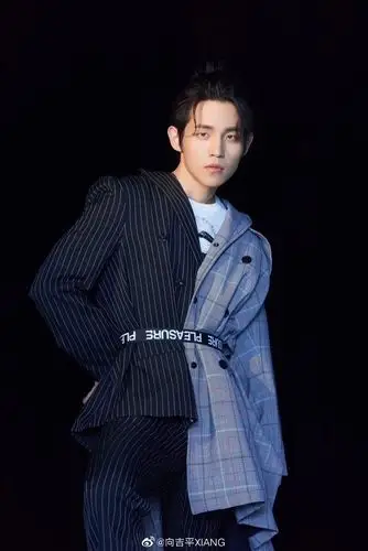 演员周展翅 他们相遇的15年me 妆发:木丁子|丁子|展翅|摄影_新浪新闻