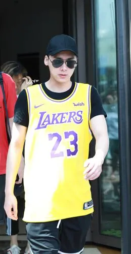 李易峰开工换上新球衣一上车立刻抱玩偶