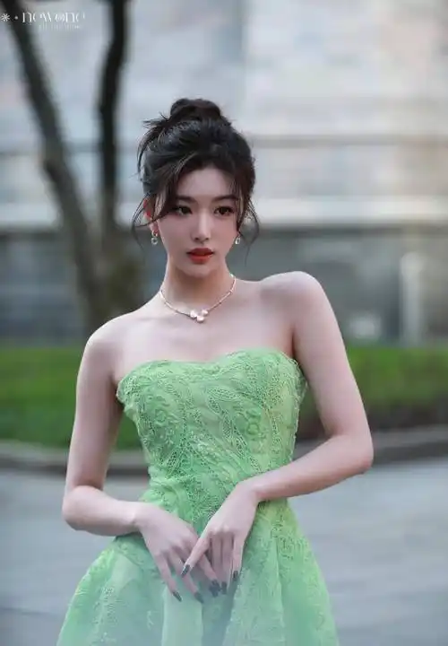 孔雪儿穿绿色抹胸镂空纱裙好惊艳,肤白貌美国色天香惹人爱_青春_美得