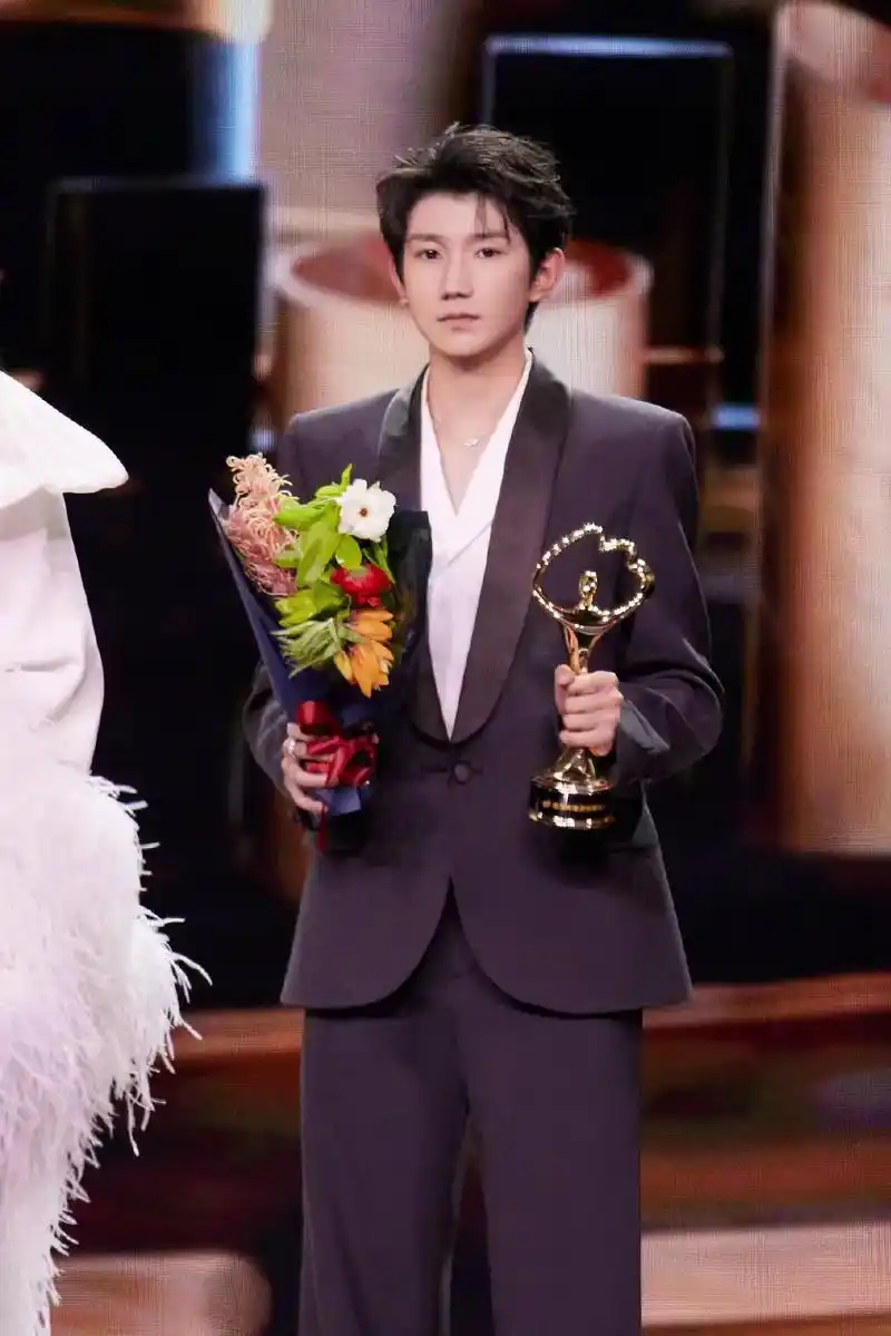 王源 #王源微博之夜 恭喜王源获得微博年度原创音乐人[庆祝 - 抖音