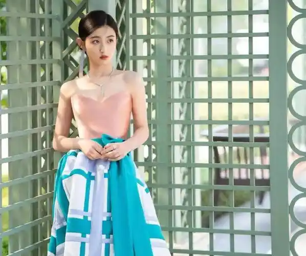 张子枫:三亿网友都在讨论她的胸,这胸碍了谁的眼?_身材_审美_什么