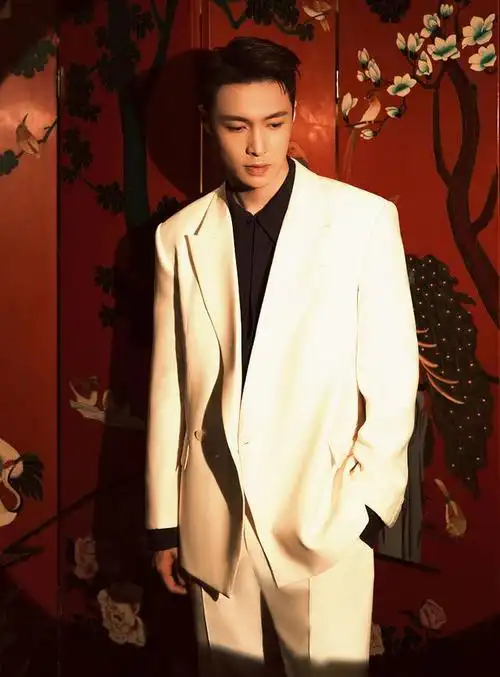 张艺兴梨花西装白拍帅气写真长身玉立背景墙国风味十足