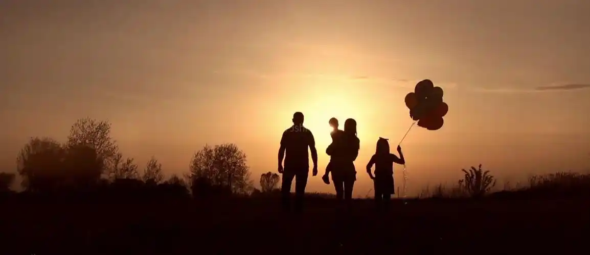 幸福的一家四口剪影