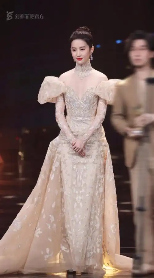 精修生图无差刘亦菲香槟金色长裙高贵优雅