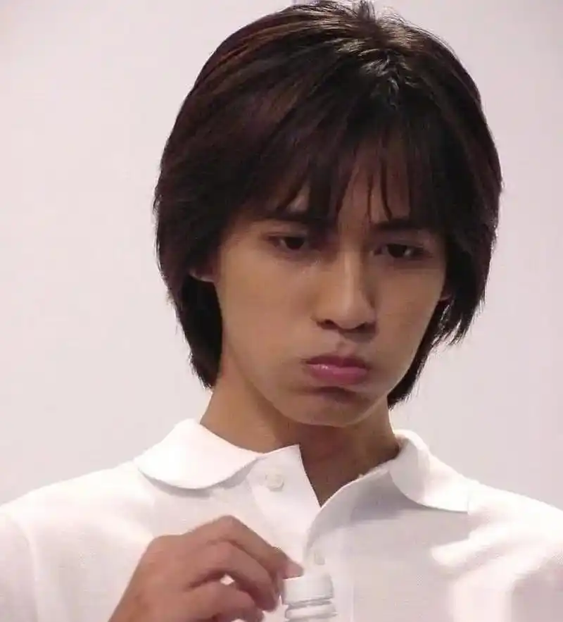 蔡徐坤摇滚长发造型,不禁想起了早年的?f4周渝民,时尚就是一个轮回呀.