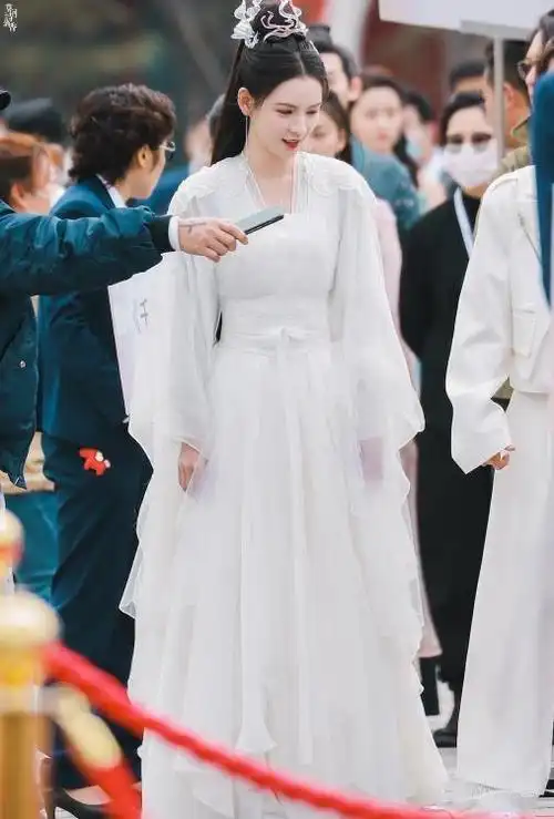 女明星中有不少适合古装扮相的美女,像刘亦菲,赵丽颖,赵露思等等,而