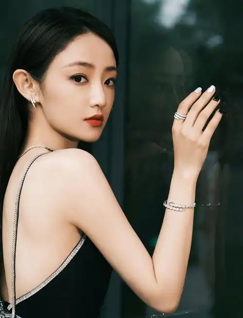 吴佳怡吊带长裙秀骨感美背 眼眸动人气质清冷故事感十足_凤凰网娱乐