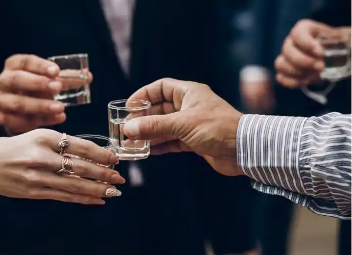 只需要通过一场酒就可以实现,端起酒杯一饮而尽的刹那,感情也随之而