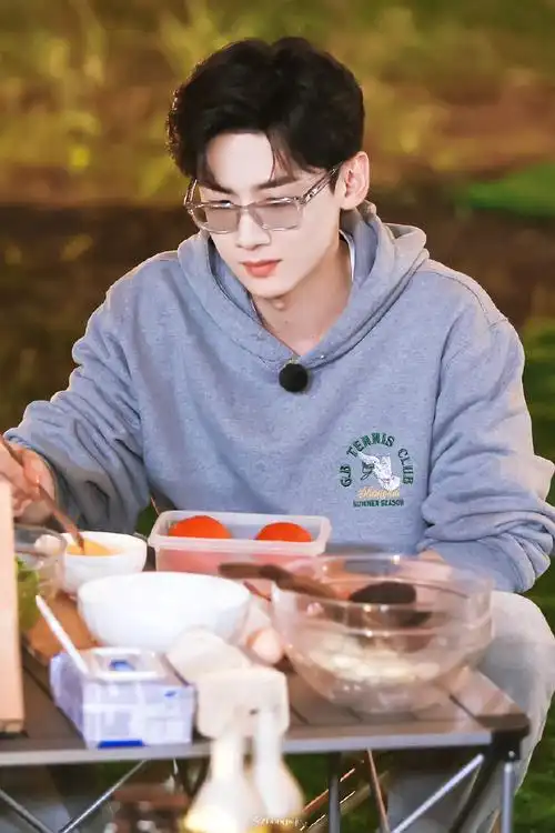 排队吃白敬亭牌西红柿炒鸡蛋97