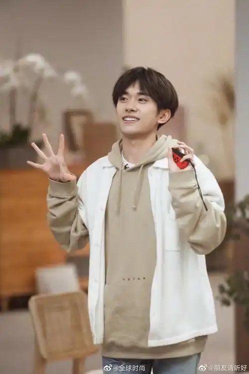 易烊千玺军绿色斗篷# 绿色斗篷和卡其色卫衣,同色系叠穿就是这么好看