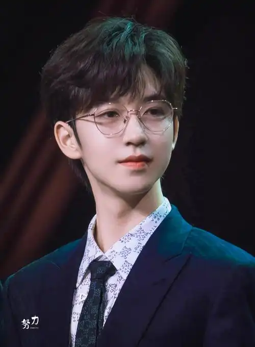 微博之夜阵容官宣##和贺峻霖点亮微博之夜