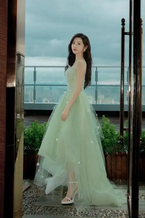 景甜不愧是人间富贵花穿抹胸纱裙惊艳不输司藤又美出圈了