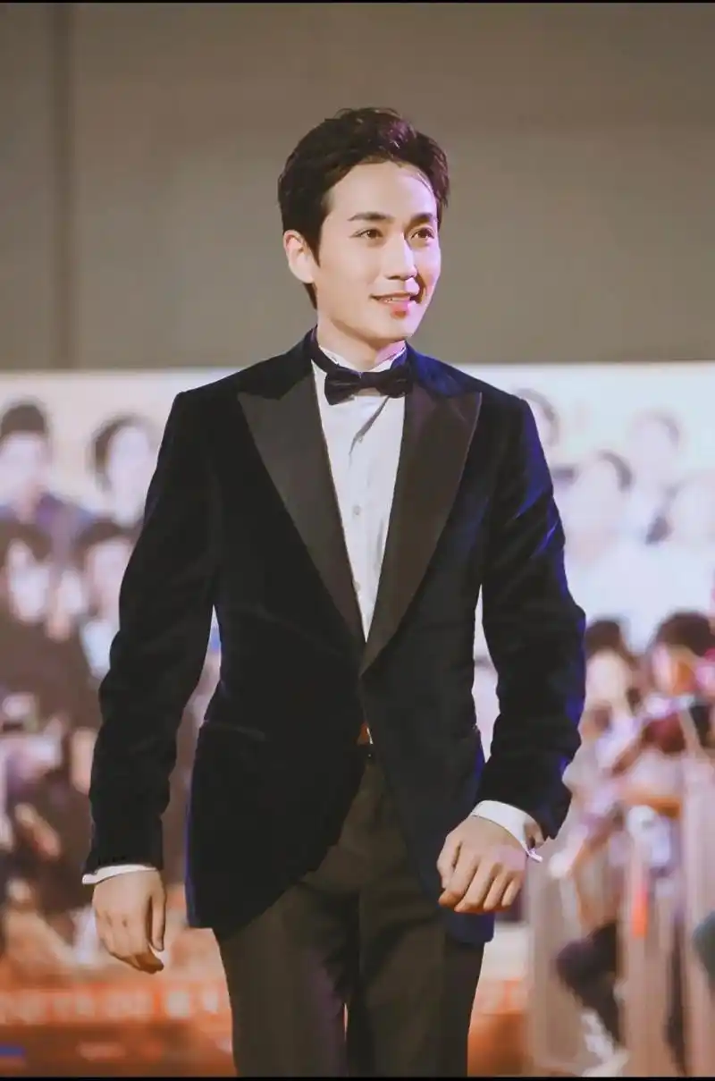 80后最帅男星 #西装杀  - 抖音