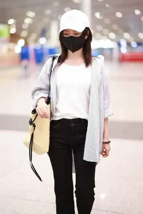 谭松韵最新机场街拍,休闲清爽.2022年4月17日,北京,谭松韵抵达机场.