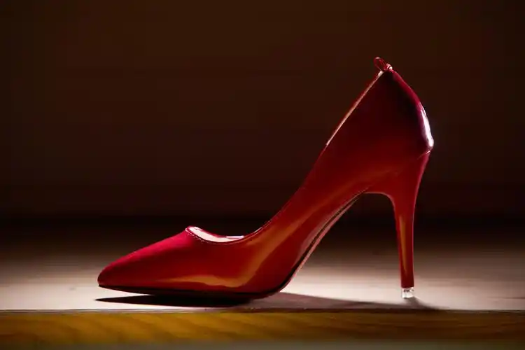 高清摄影图片下载-红色高跟鞋.正版摄影图-千图高清图库