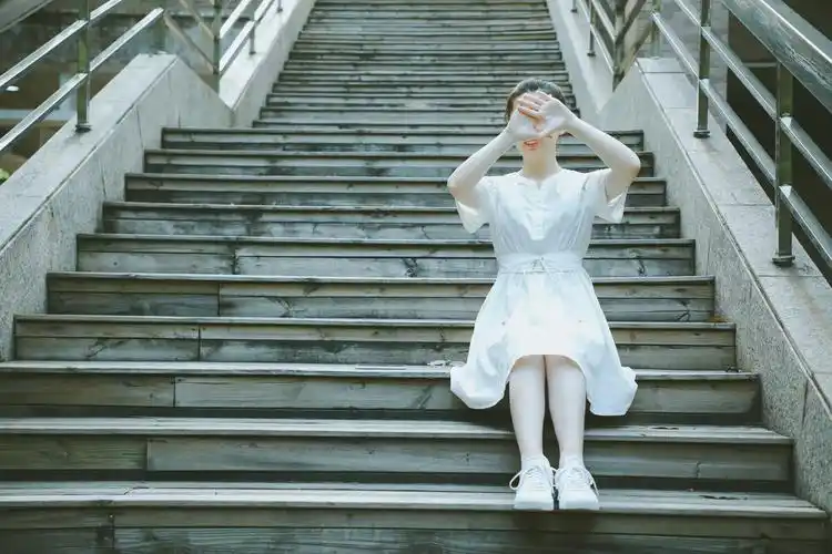 夏日你的白裙子女孩