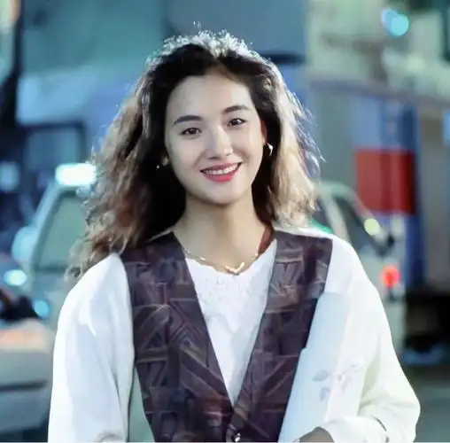 单眼皮港风女神吴倩莲在《天若有情》的经典穿搭,她的美独一份!