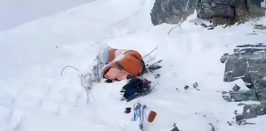 的几个遇难者,沉睡多年无人运下山,这到底是因为什么_登山_遗体_靴子
